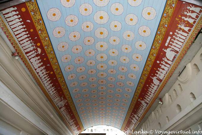 Plafond peint du Vahalkada Maha, entrée principale, Temple of Tooth Relic, Kandy - Ceylan Sri Lanka