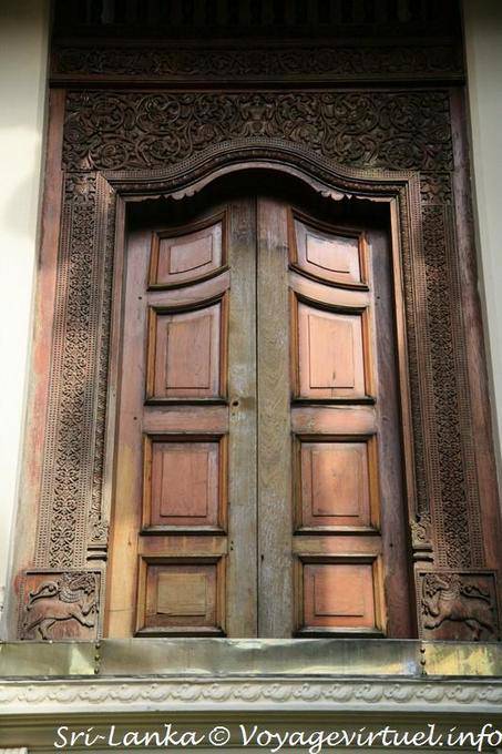 Entourage extérieur de porte finement ciselé, Temple de la Dent, Kandy - Ceylan Sri Lanka