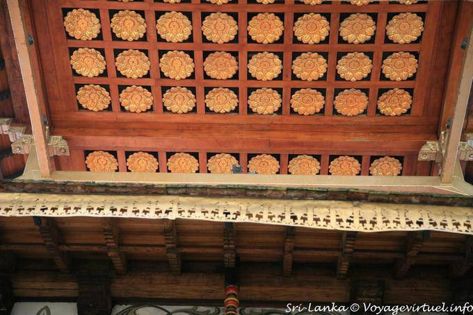 Plafond orné de fleurs de lotus en stuc, Sri Dalada Maligawa, Kandy - Ceylan Sri Lanka