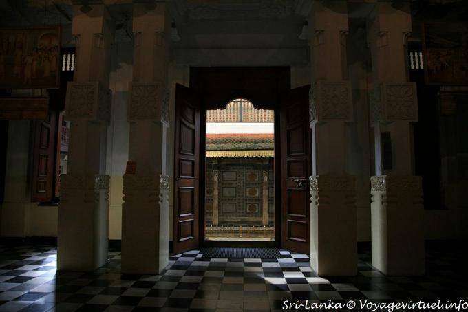 Colonnes et porte de sortie du nouveau temple, Dalada Maligawa, Kandy - Ceylan Sri Lanka
