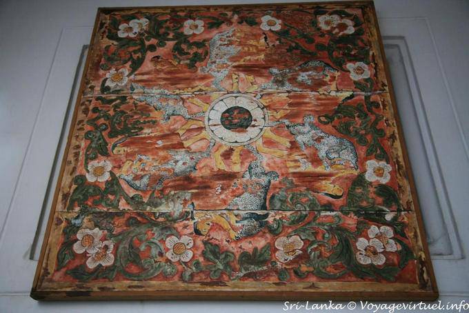 Motifs floraux et bataille contre un carnassier, tableau de style kandyen, Temple de la Dent, Kandy - Ceylan Sri Lanka