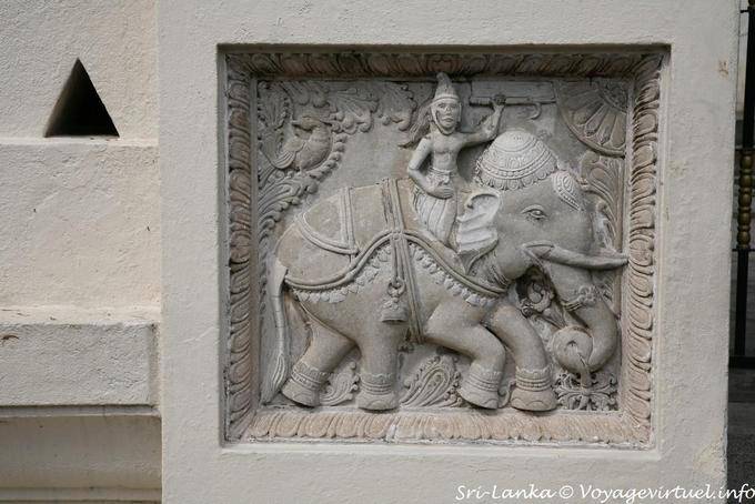 Roi sur éléphant, sculpture côté rue d'une entrée de la cité sacrée de Kandy - Ceylan Sri Lanka