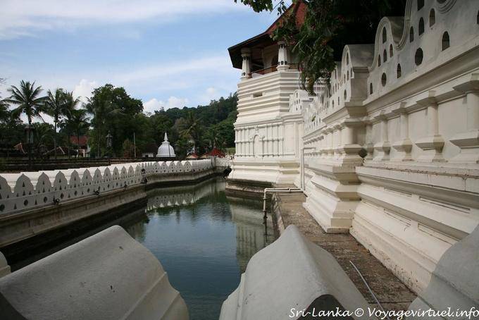 Fossé et murailles vers le Pattirippuwa, Dalada Maligawa, Kandy - Ceylan Sri Lanka