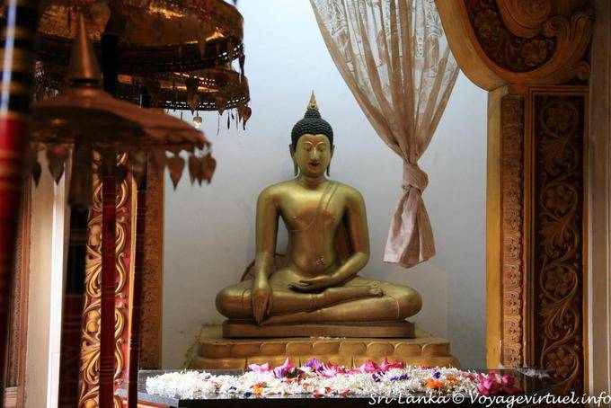 Petit autel bouddhiste dans le sanctuaire construit par le roi Wimaladharmasuriya, Dalada Maligawa, Kandy - Ceylan Sri Lanka