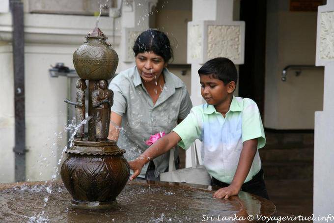 Fontaine sur une terrasse du complexe de la Dent et Palais Royal, Kandy - Ceylan Sri Lanka