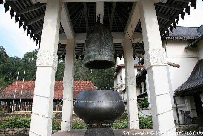 Grande cloche de bronze, côté du Hall des Audiences, Dalada Maligawa, Kandy - Ceylan Sri Lanka