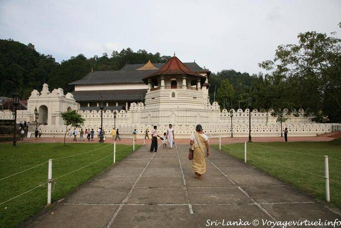 Sri Dalada Maligawa vue depuis le jardin, Kandy - Ceylan Sri Lanka