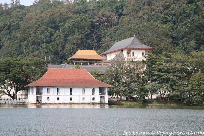 Vue depuis le lac sur le Queen's Bathing Pavillion et en arrière-plan, le Golden Canopy et le New Dalada Temple, Kandy - Ceylan Sri Lanka