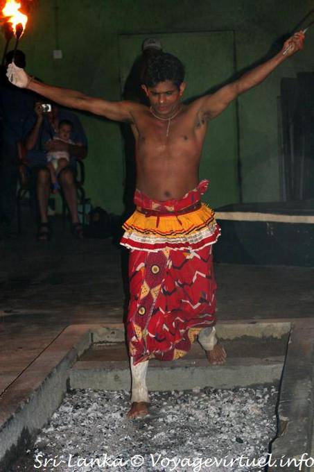 Entrée dans le champ de cendres chaudes, spectacle, Kandy - Ceylan Sri Lanka