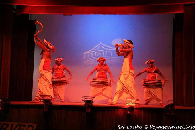 Troupe de musiciens avec conque, sringa et Gáta Béra, Kandy - Ceylan Sri Lanka