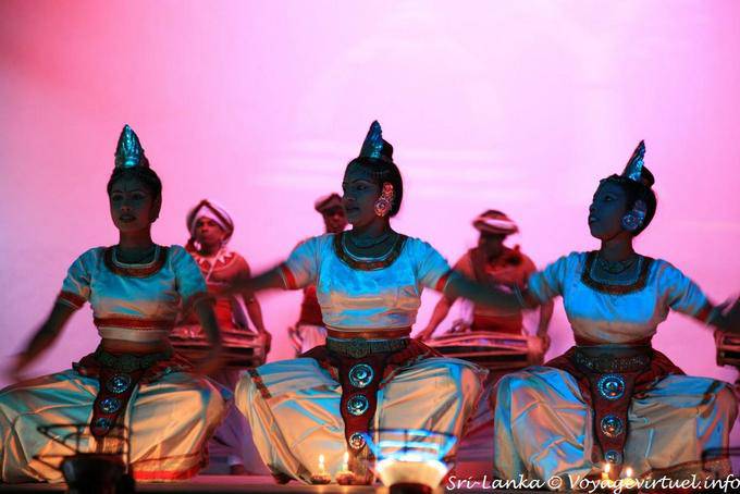 Danseuses de vannam ou de Pojja, Kandy - Ceylan Sri Lanka