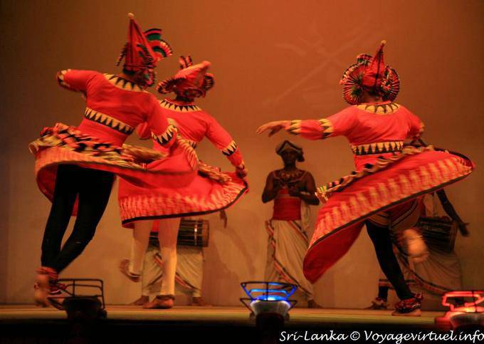 Danseurs en robe au spectacle folklorique de danses kandiennes donné au Kandy Lake Club - Ceylan Sri Lanka