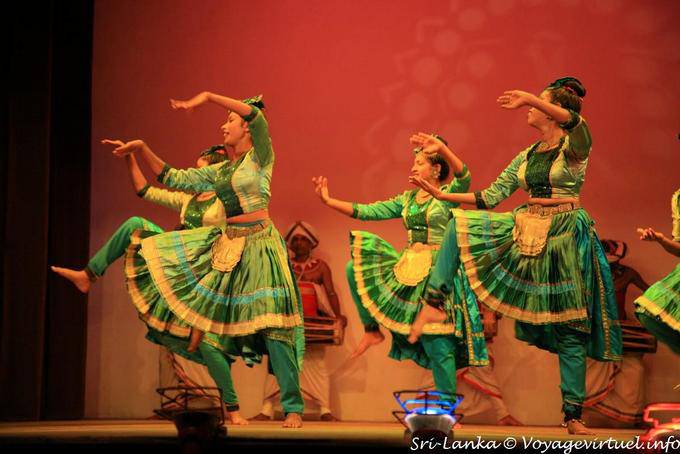Mouvements de danseuses ressemblant au Bhārata nāṭyam, danse classique tamoul, Kandy - Ceylan Sri Lanka