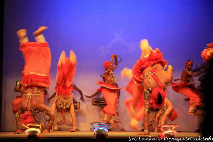 Cul par dessus tête au spectacle, Kandy - Ceylan Sri Lanka