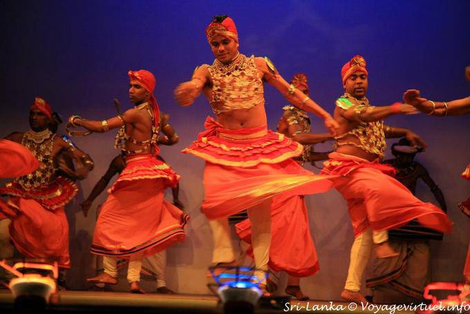 Danse réservée aux hommes, Kandy - Ceylan Sri Lanka