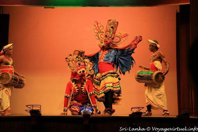 Dans l'histoire, le danseur au masque d'oiseau a vaincu la bête, Kandy - Ceylan Sri Lanka