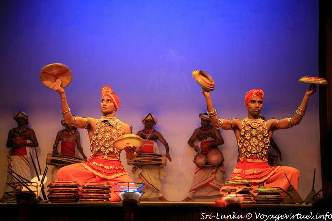 Spectacle de jonglage avec orchestre percussion en arrière-plan, Kandy - Ceylan Sri Lanka