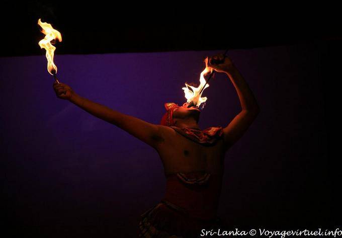 L'avaleur de feu et ses torches, Kandy - Ceylan Sri Lanka