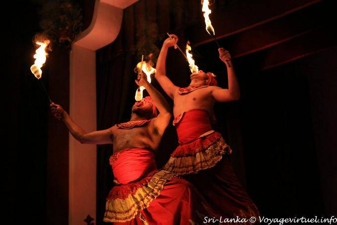 Doublé de mangeurs de feu, jongleurs des flammes, Kandy - Ceylan Sri Lanka