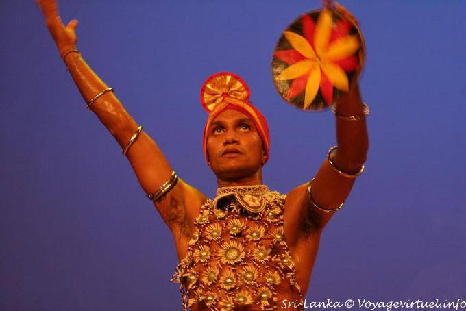Gestuelle et costume du danseur du Haut-pays, Kandy - Ceylan Sri Lanka