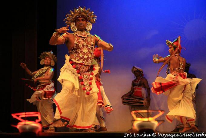 Danse rituelle de Kandy en l’honneur des dieux Kohomba, organisé par les rois pour protéger leur famille et le royaume, Kandy - Ceylan Sri Lanka