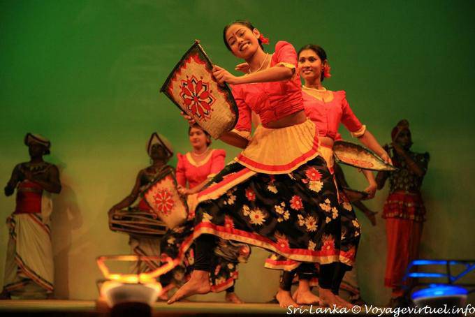 Sourire pendant goyam käpīma (danse de la moisson), Kandy - Ceylan Sri Lanka