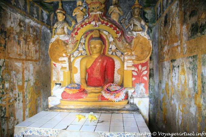 Statue de Bouddha assis dans un temple autour de la dageba, Viharaya Gadaladeniya, Kandy - Ceylan Sri Lanka