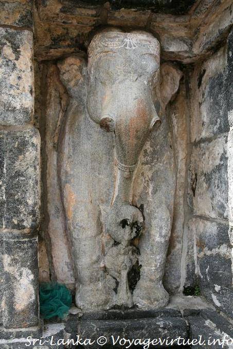Eléphant de pierre en soutien du dagoba, Gadaladeniya Temple, Kandy - Ceylan Sri Lanka