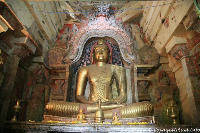 Bouddha en méditation dans la pagode principale avec une superbe Makara Thorana, Gadaladeniya Temple, Kandy - Ceylan Sri Lanka