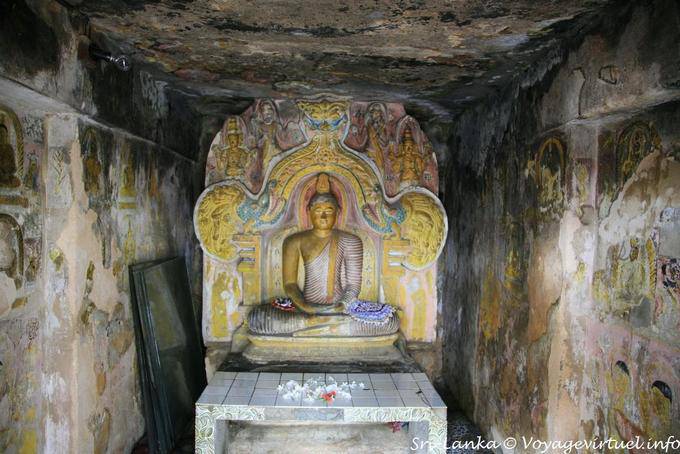 Bouddha assis dans une des quatre chapelles annexes, Gadaladeniya Temple, Pilimathalawa, Kandy - Ceylan Sri Lanka
