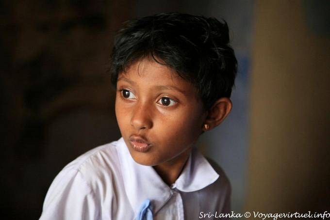 Portrait de jeune écolière étonnée au temple, Gadaladeniya, Kandy - Ceylan Sri Lanka