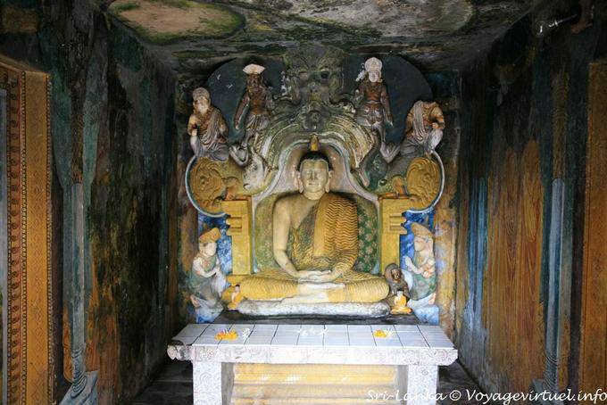 Dagoba annexe, image de Bouddha entouré de figurines et de fresques, Gadaladeniya Temple, Kandy - Ceylan Sri Lanka