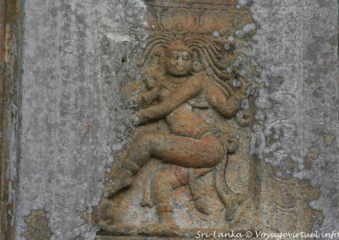 Fragment de bas-relief figurant Vishnou dansant, Gadaladeniya, Kandy - Ceylan Sri Lanka