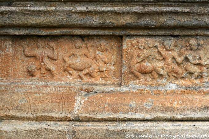 Frise de bas-reliefs sur Vijayantha Prasada, Gadaladeniya Temple, Kandy - Ceylan Sri Lanka