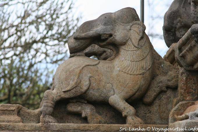 Eléphant sculpté sur rampe d'accès, Gadaladeniya Temple, Kandy - Ceylan Sri Lanka