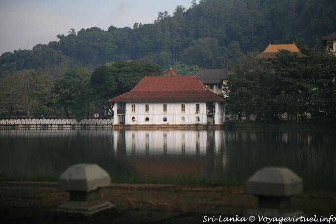 Pavillon des bains de la Reine au bord du lac de Kandy - Ceylan Sri Lanka