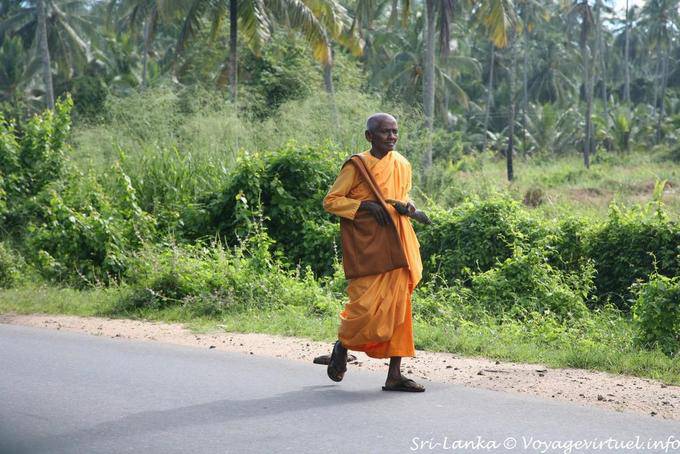 Moine bouddhiste âgé marchant au bord de la route, Kurunegala - Ceylan Sri Lanka