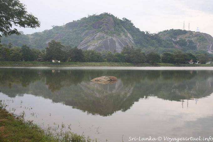 Reflet de l'Elephant rock dans le lac de Kurunegala - Ceylan Sri Lanka