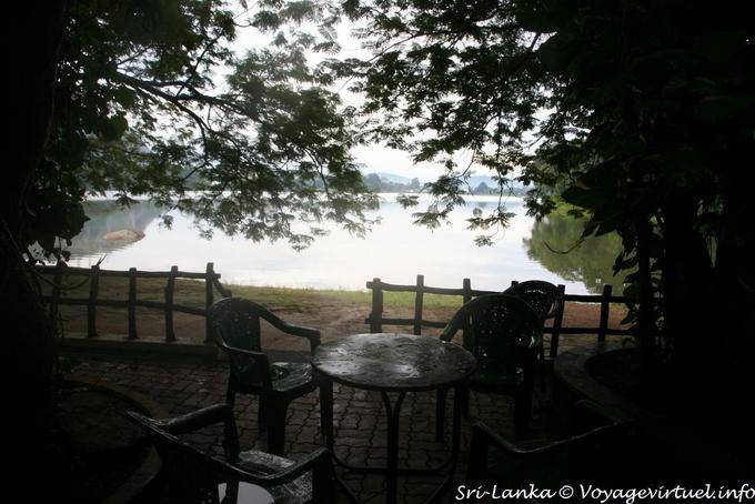 Petit déjeuner sur les rives du Kurunegala lake, capitale de la North Western Province - Ceylan Sri Lanka