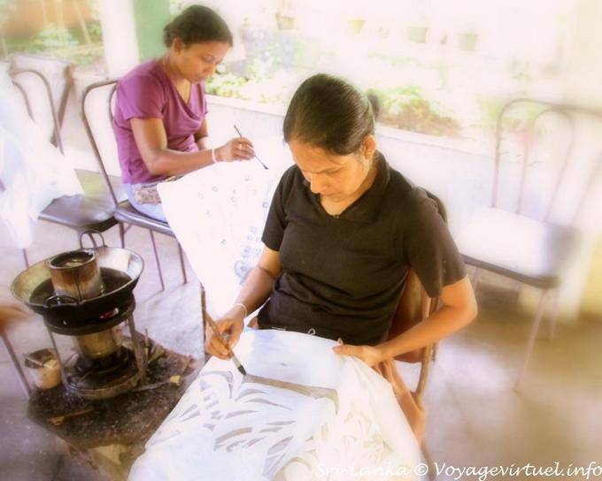 Dessin sur le tissu du motif à reproduire, première étape de la fabrication du Batik, Matale - Ceylan Sri Lanka