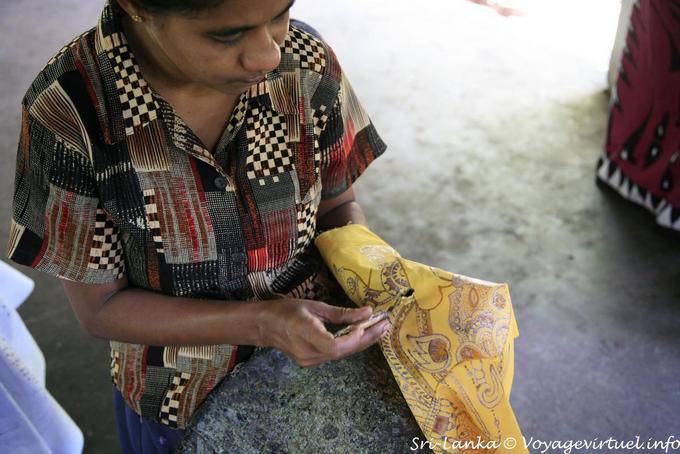 Protection des zones du tissu contre la coloration par l'application de cire chaude, seconde étape fabrication du Batik, Matale - Ceylan Sri Lanka