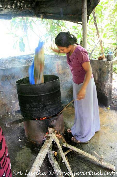 Trempage dans l'eau bouillante pour enlever la cire, fabrication du batik, Matale - Ceylan Sri Lanka