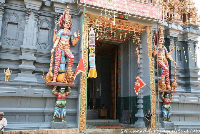 Déesses protègeant l'entrée sous le kovil, temple tamoul, Matale - Ceylan Sri Lanka