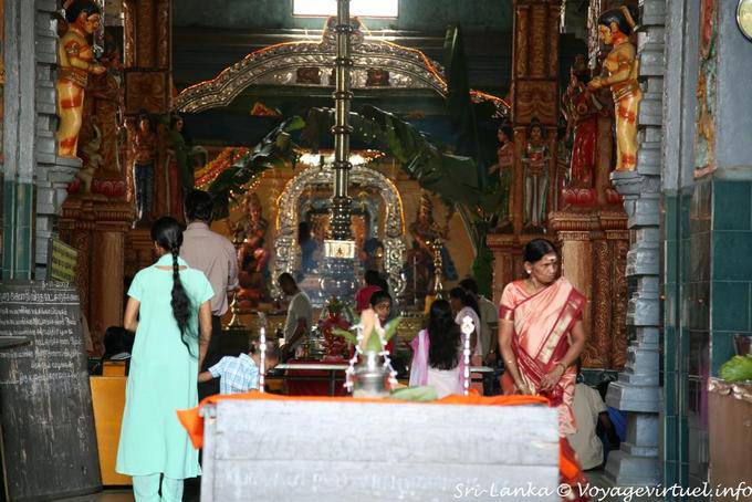 Aperçu sur l'intérieur du mandapa, Sri Muthumariamman Devasthanam, Matale - Ceylan Sri Lanka