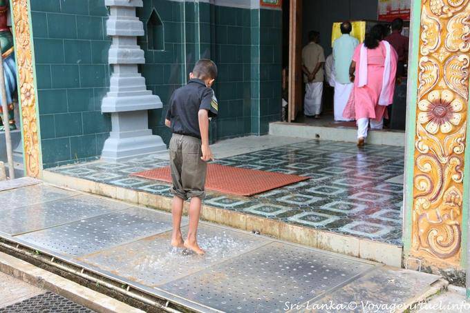 Laveuse de pieds automatique à l'une des entrées du temple, Matale - Ceylan Sri Lanka