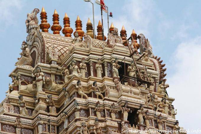 Gros plan sur le sommet du Kovil, Sri Muthumariamman Temple, Matale - Ceylan Sri Lanka