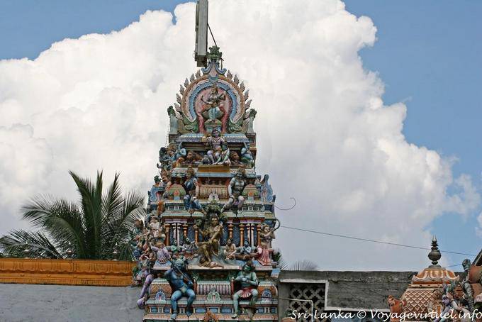 Tour gopuram couronnée de dieux, tout en haut la déesse Sri Saraswati, Matale - Ceylan Sri Lanka