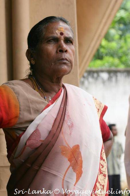 Pottu en kum-kum rouge sur le front, rouge qui représentait la force de Shakti, temple Hindou, Matale - Ceylan Sri Lanka