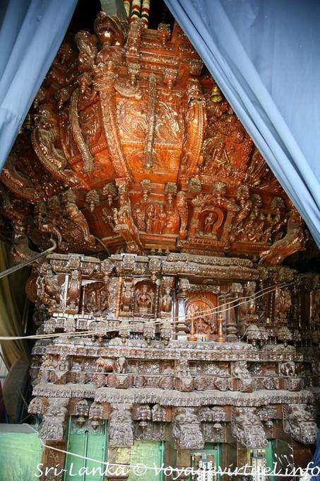 Un des magnifiques chars de procession caché derrière une tenture, Sri Muthumariamman Devasthanam, Matale - Ceylan Sri Lanka
