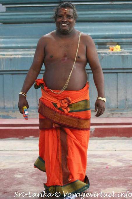 Moine dans sa tenue d'origine tamoul, temple Hindou, Matale - Ceylan Sri Lanka